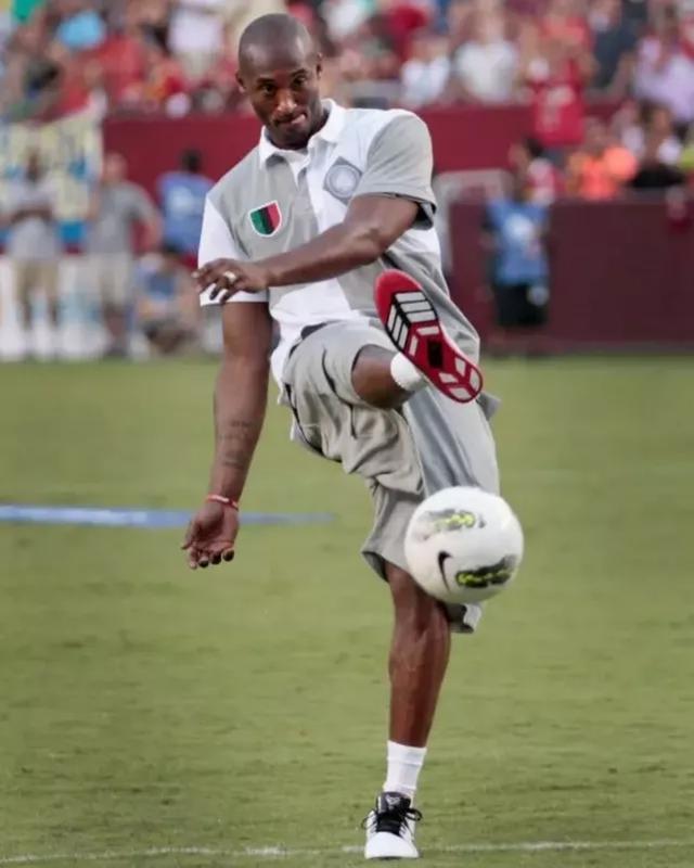 每体列足坛十大奇葩条款：博格坎普拒坐飞机；内马尔微笑条款（每体盘点足坛十大离奇条款：博格坎普拒乘飞机；内马尔微笑奖金）