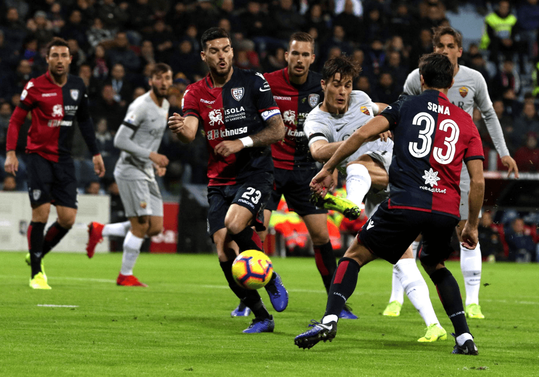 本泽马谈C罗：场上见面很冷淡？我们在更衣室已拥抱过了（本泽马回应与C罗场上显冷：更衣室里我们早已相拥）