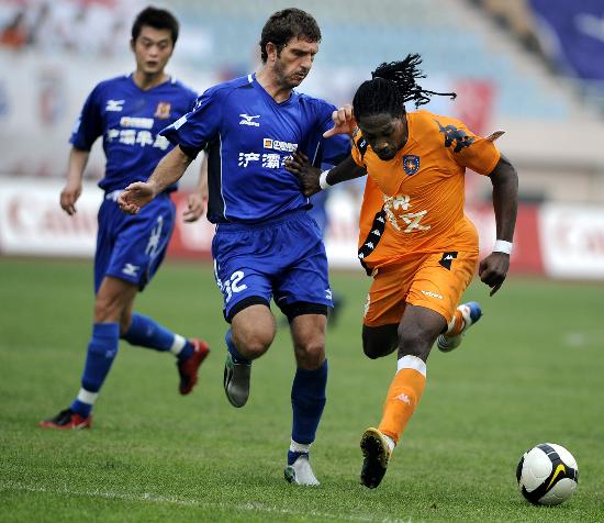 图卢兹加纳国脚阿布-弗朗西斯友谊赛重伤，法甲官方送上祝福（友谊赛重伤！图卢兹加纳国脚阿布-弗朗西斯获法甲官方慰问）