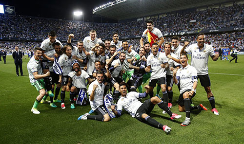 替补戴帽，凯恩当选斯图加特vs拜仁全场最佳球员（凯恩替补上演帽子戏法，当选斯图加特对拜仁全场最佳）