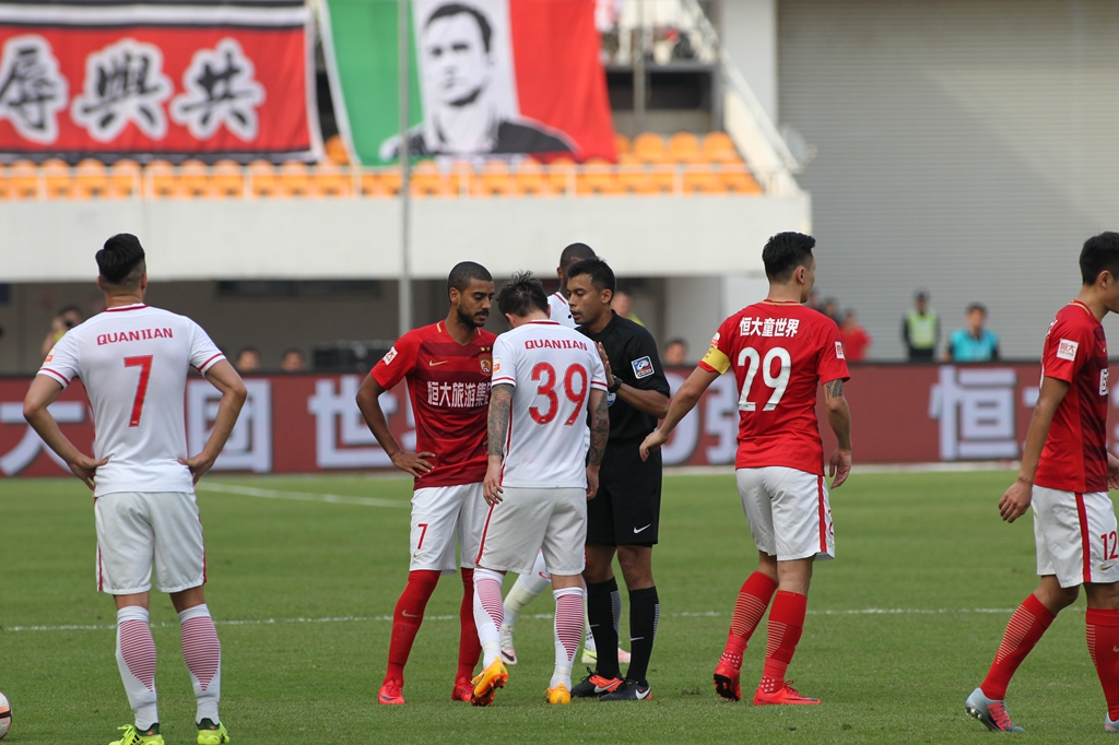 记者：莱万有一种几乎疯狂的求胜欲，他与哈维成了更衣室对手（记者曝：莱万近乎狂热的争胜心，让他与哈维在更衣室成对立面）