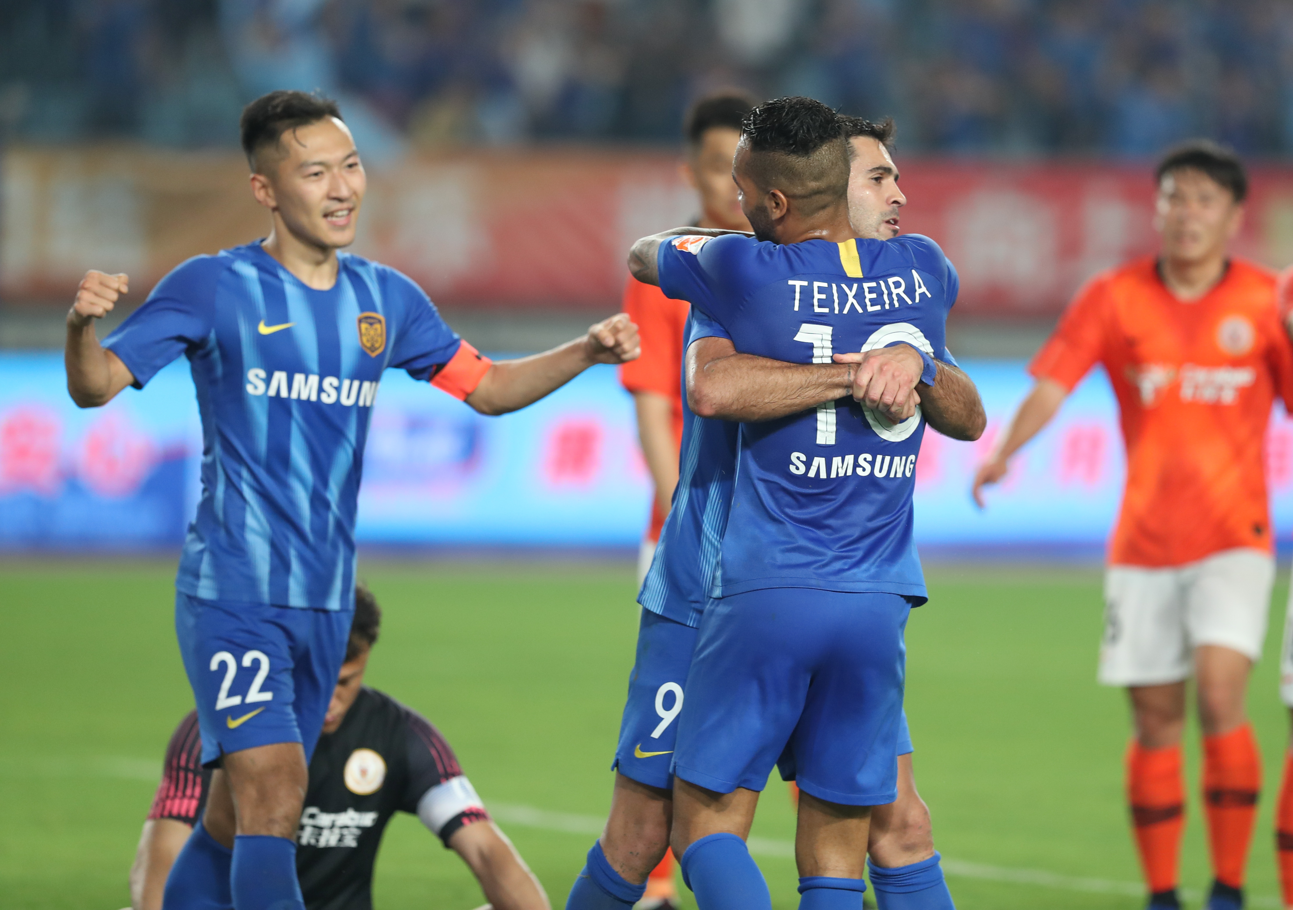 广东男篮防守稳固力克上海（广东男篮凭稳固防守击败上海）