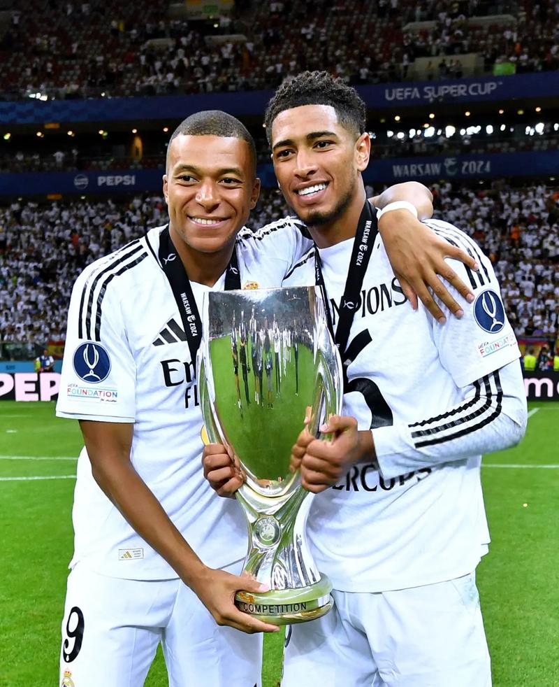 随着AC米兰3-2大逆转，意甲最新积分榜出炉：榜首易主+前三重洗牌（AC米兰3-2逆转，意甲新积分榜出炉：榜首易位，前三重排）