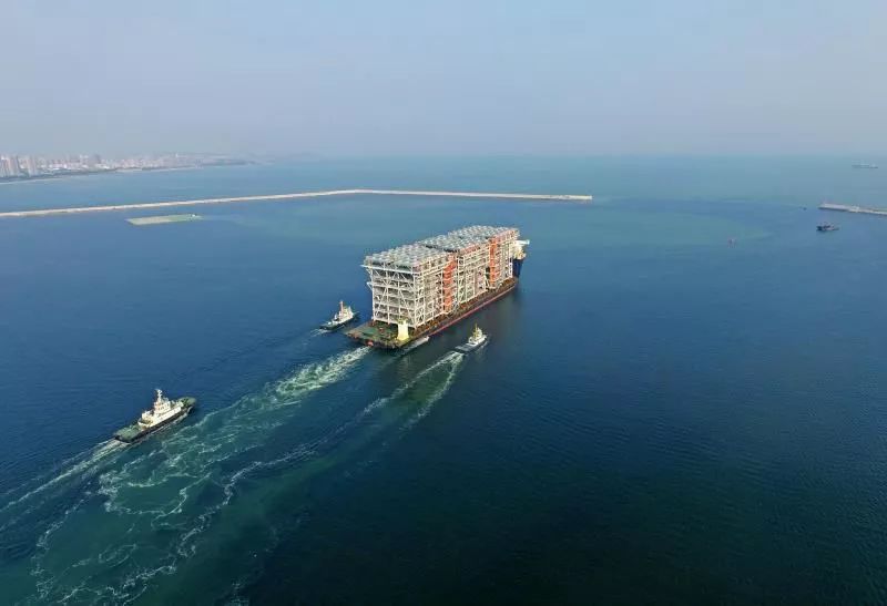 曼城对阵水晶宫，争夺英超争四及争冠席位，双方势均力敌，比赛充满看点。（曼城对决水晶宫：英超争四与争冠焦点战，双方势均力敌看点十足）